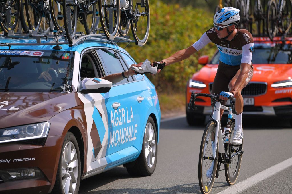 Lawrence Naesen adjusts a shoe at Tour de Wallonie stage 1