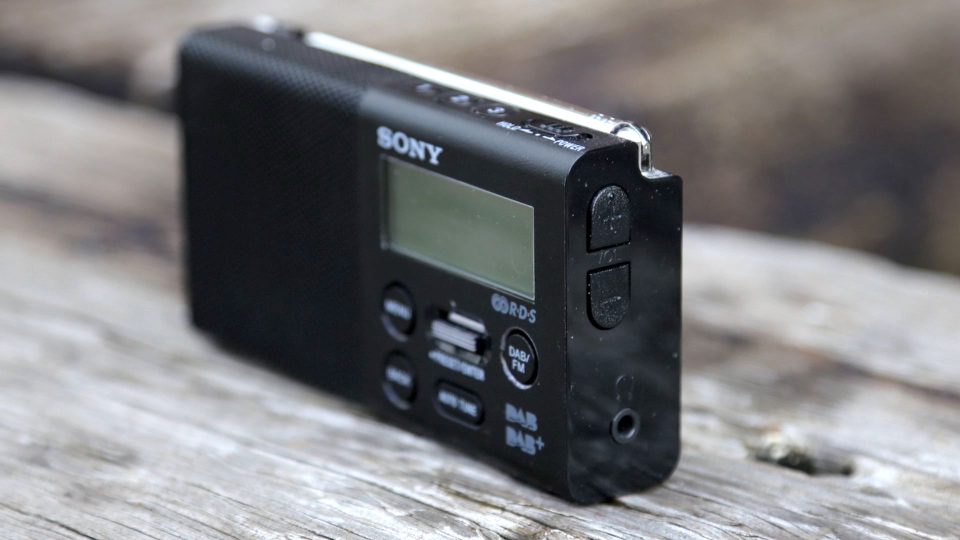 the sony xdr-p1 dab radio on a wooden table