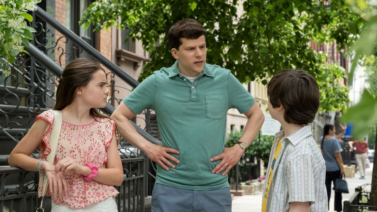 Jesse Eisenberg, Meara Mahoney, Maxim Swinton in Fleishman is in Trouble