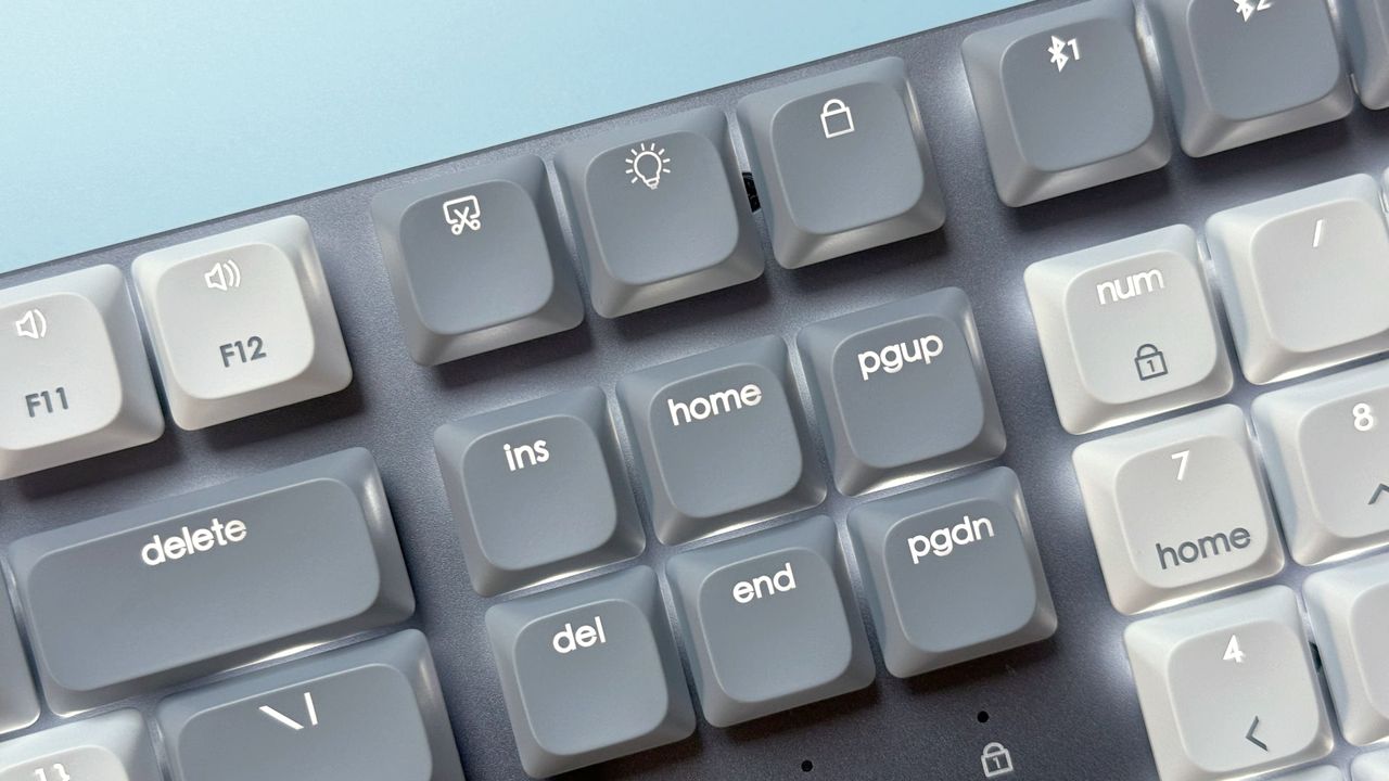 The Satechi SM3 mechanical keyboard against a blue background.