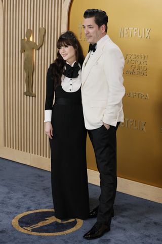 Zooey Deschanel attends the 2025 SAG Awards with fiancé Jonathan Scott