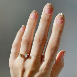 Nails for wedding guests: Golden glitter nails