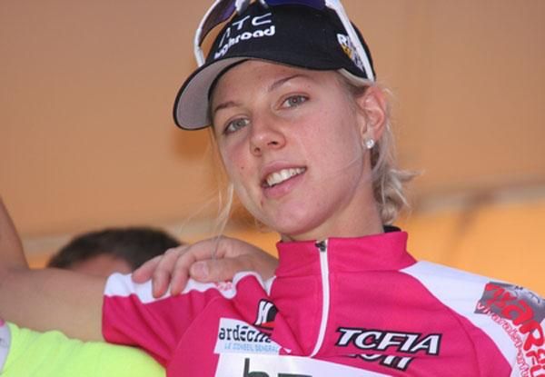 Emilia Fahlin wears the pink jersey of leader.
