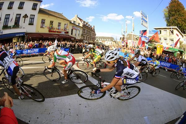 The peloton turns onto the Cauberg climb.