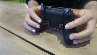Xbox Elite Wireless Controller Series 2 -ohjain henkilön kädessä
