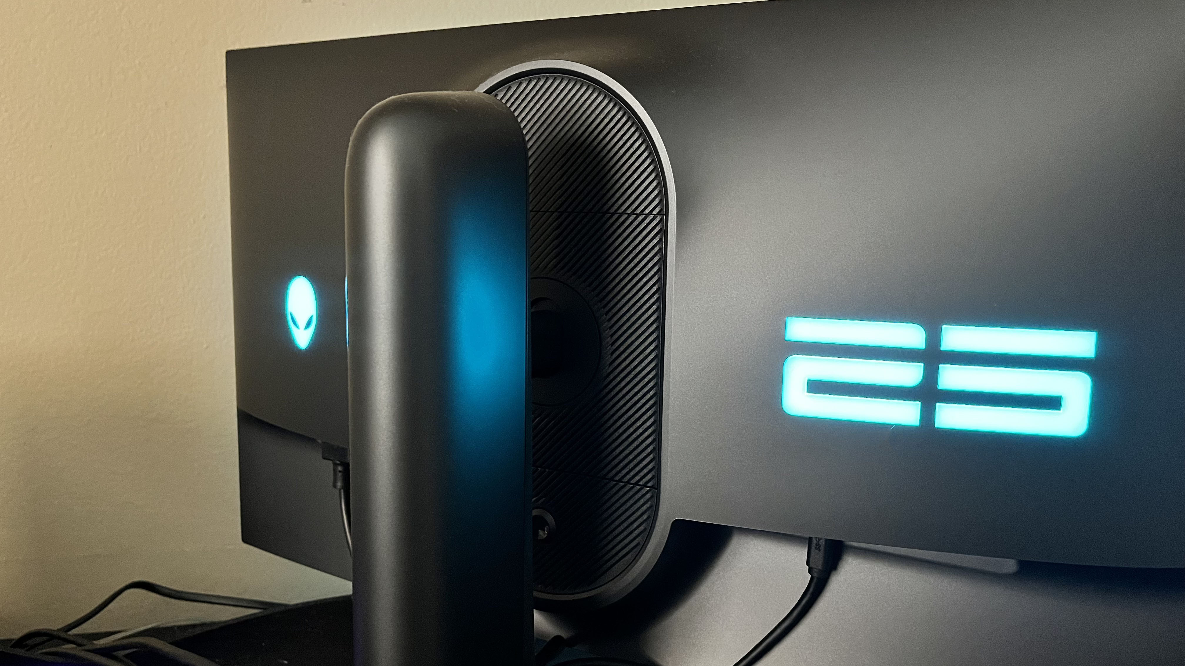 Alienware AW2524H 500 Hz em uma mesa de pé