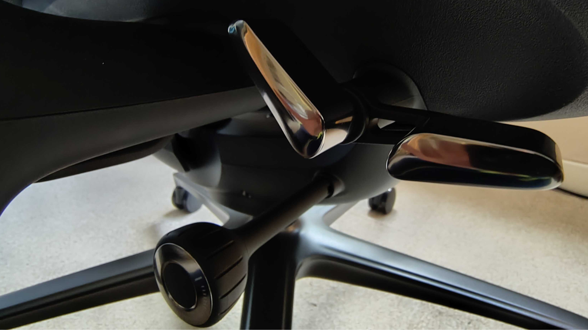 Testing out the LiberNovo Maxis big and tall office chair in my home office