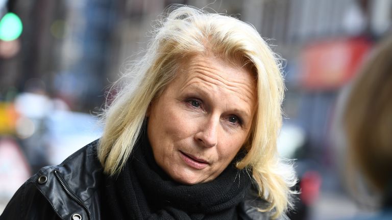Jennifer Saunders protests for theatres