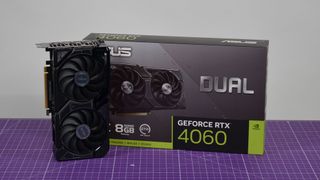 Nvidia GeForce RTX 4060 foran esken sin på et lilla bord