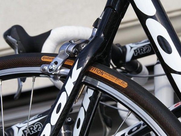 Cr&eacute;dit Agricole riders headed out of Brugge with relatively beefy 25mm Continental tubulars fitted with dual Vectran breaker plies and Snakeskin sidewall protection.