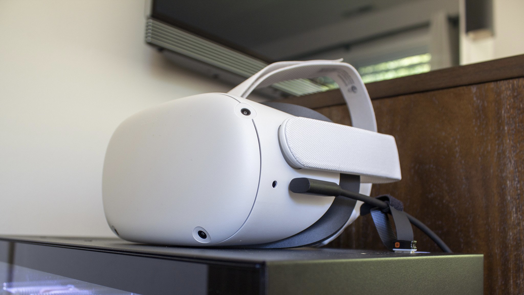 L'Oculus Quest 2 se trouve au sommet d'un boîtier PC, connecté via un câble Oculus Link