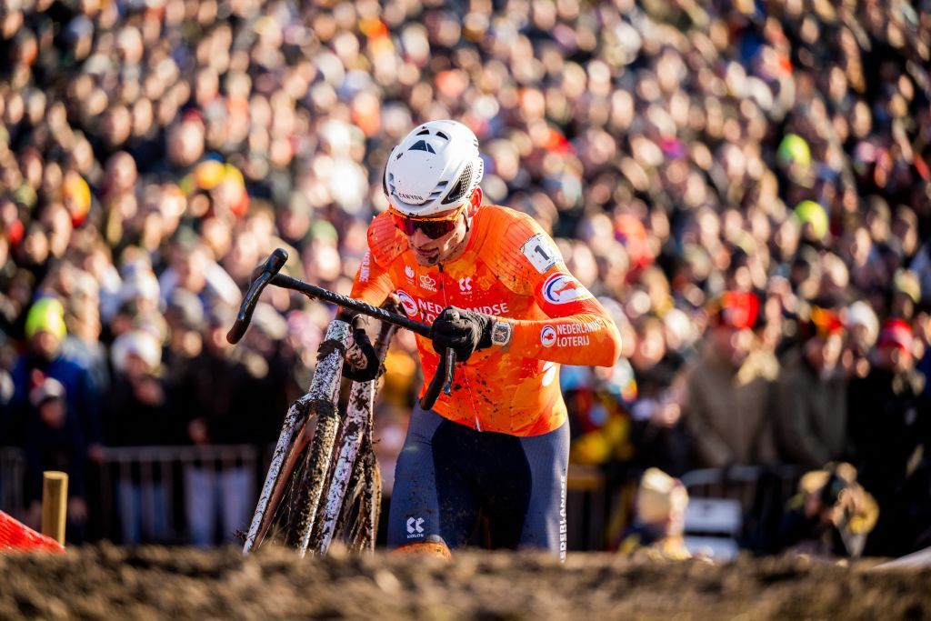 Dutch Mathieu Van Der Poel pictured in action during the elite men competition of the UCI cyclocross World Championship, in Lievin, France, Sunday 02 February 2025. The world championships are taking place from 31 January until 02 February. BELGA PHOTO JASPER JACOBS (Photo by JASPER JACOBS / BELGA MAG / Belga via AFP)