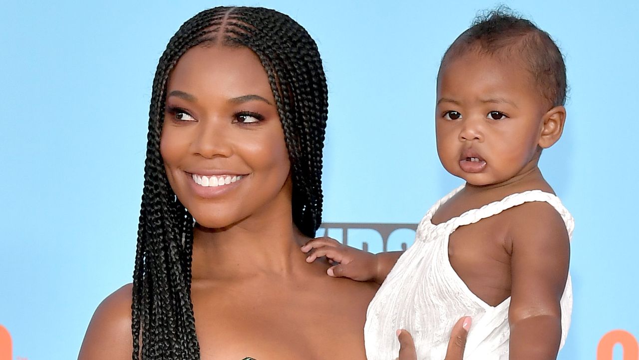 santa monica, california july 11 l r gabrielle union and kaavia james union wade attend nickelodeon kids choice sports 2019 at barker hangar on july 11, 2019 in santa monica, california photo by neilson barnardgetty images