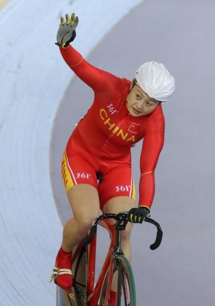 Suang Guo celebrates winning the gold medal in the sprint