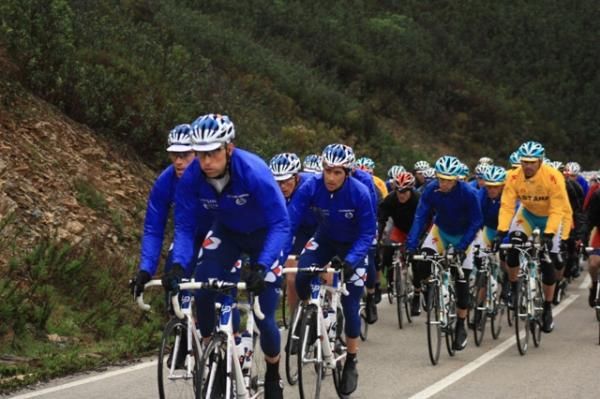 Without a rider up front, Fran&ccedil;aise Des Jeux was left to do the pulling back in the peloton.
