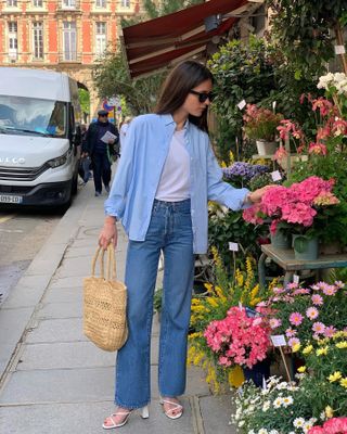 @leasy_inparis wears a blue cotton shirt with blue jeans