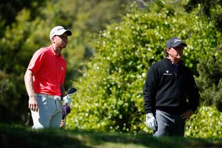 Berger and Mickelson watch a tee shot