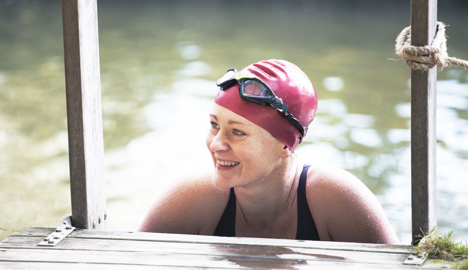 How to protect your hair from chlorine 7 expertapproved tips Woman