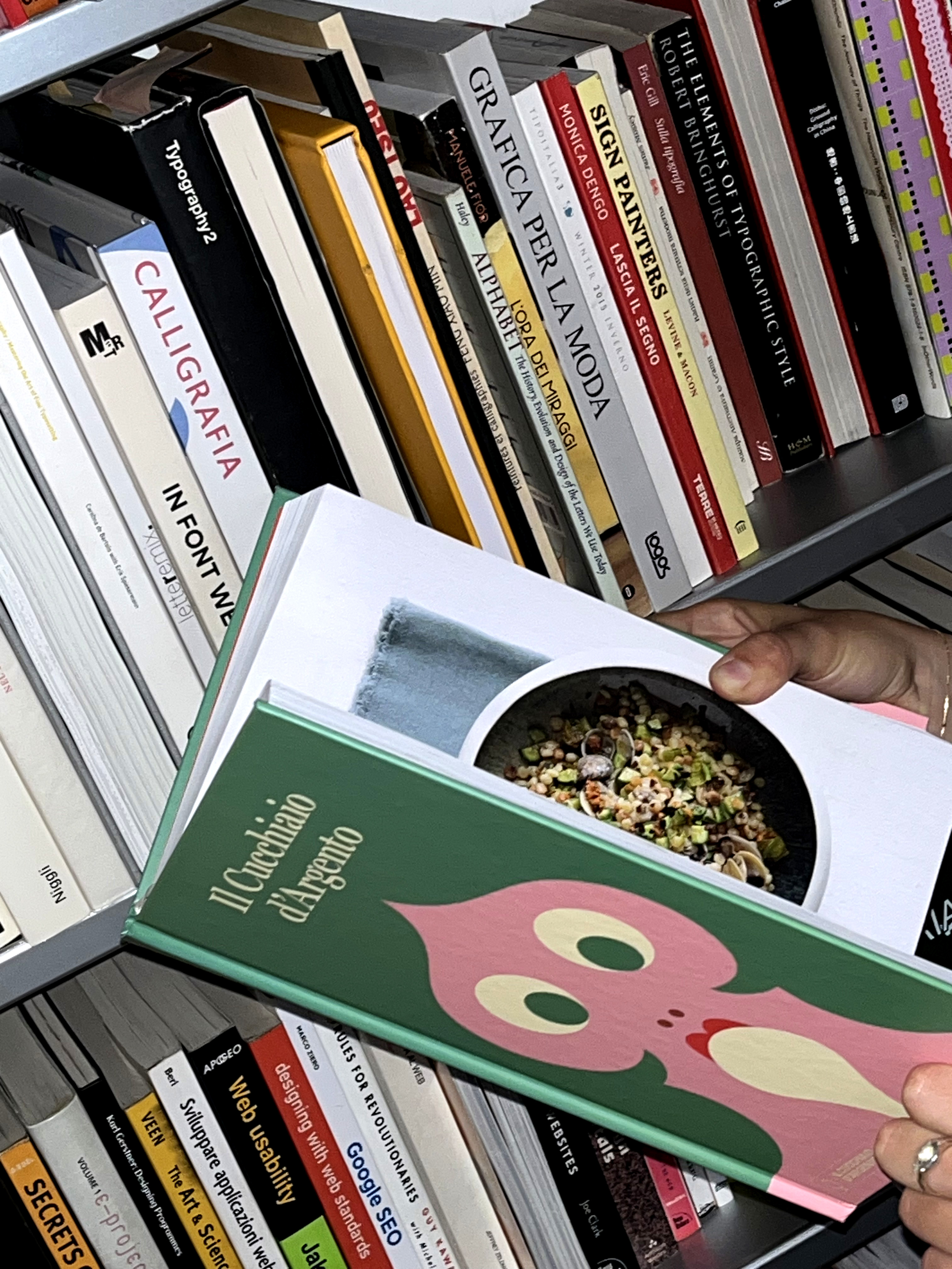 Cucchiaio d&#039;Argento book with cover by Olimpia Zagnoli