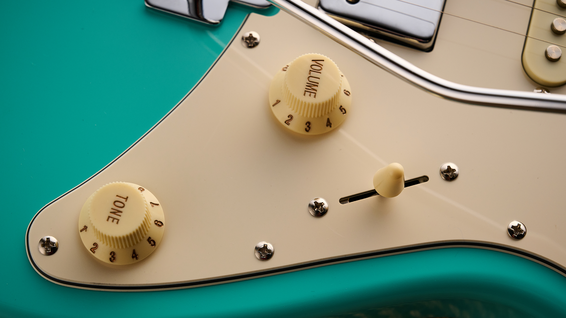 The pickup selector and knobs on a Cort G200SE electric guitar