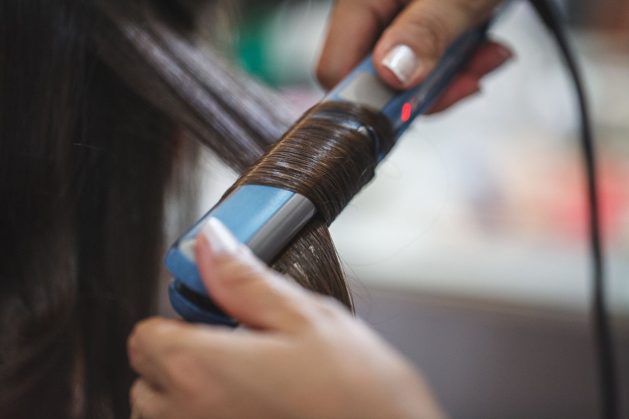 how to curl hair with a straightener 