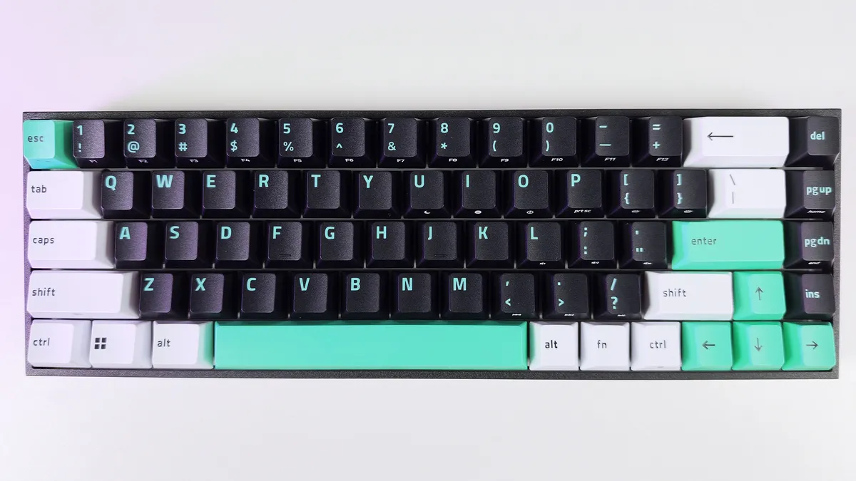 Вид сверху на клавиатуру Razer Reclusa X Mini 65%