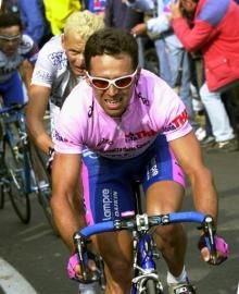 Gilberto Simoni makes Dario Frigo suffer in the 2001 Giro.
