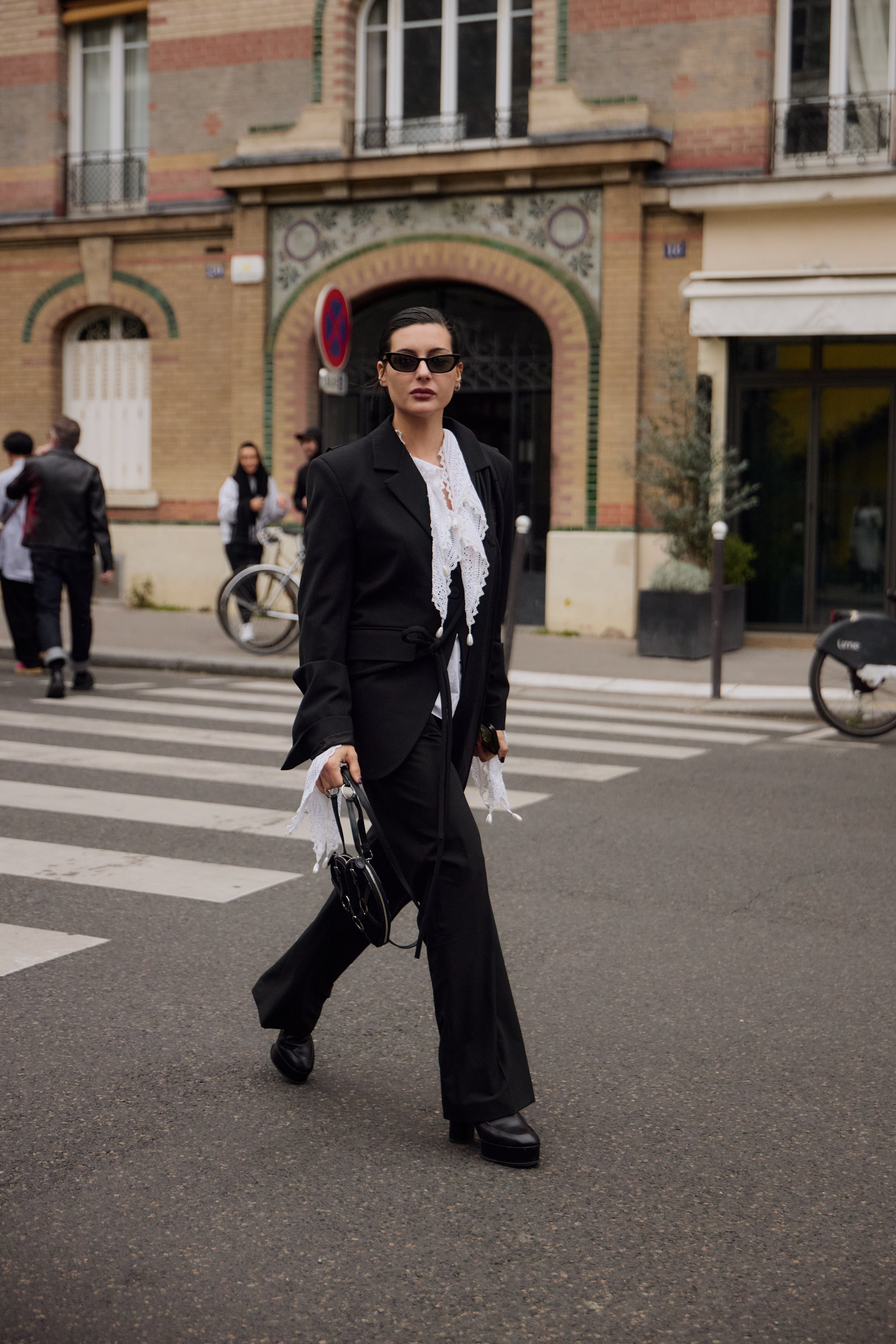 Mulher usando estilo de rua na Paris Fashion Week.