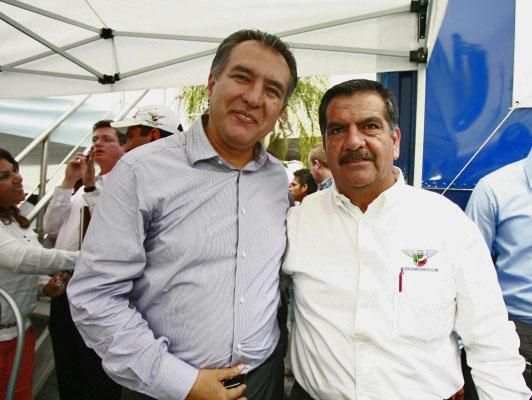 Morelos Governor Marco Antonio Adame and Mexican Cycling Federation President Edgardo Hernandez.