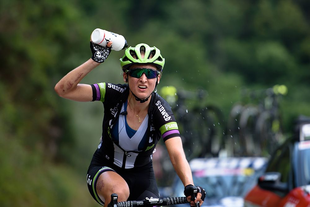 Leah Kirchmann tries to cool down in the Summer heat at Giro Rosa 2016 - Stage 6