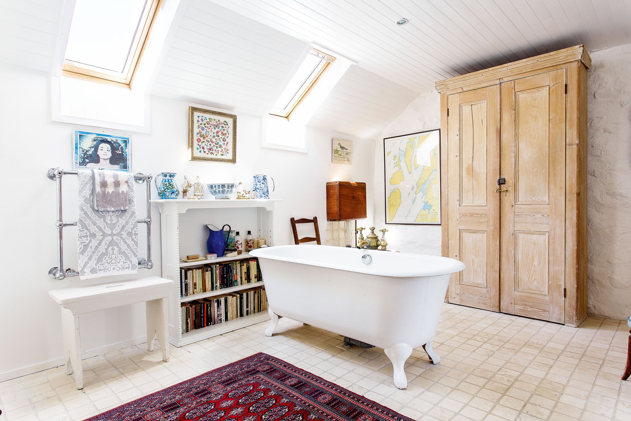 traditionele badkamer met garderobe en boekenopslag