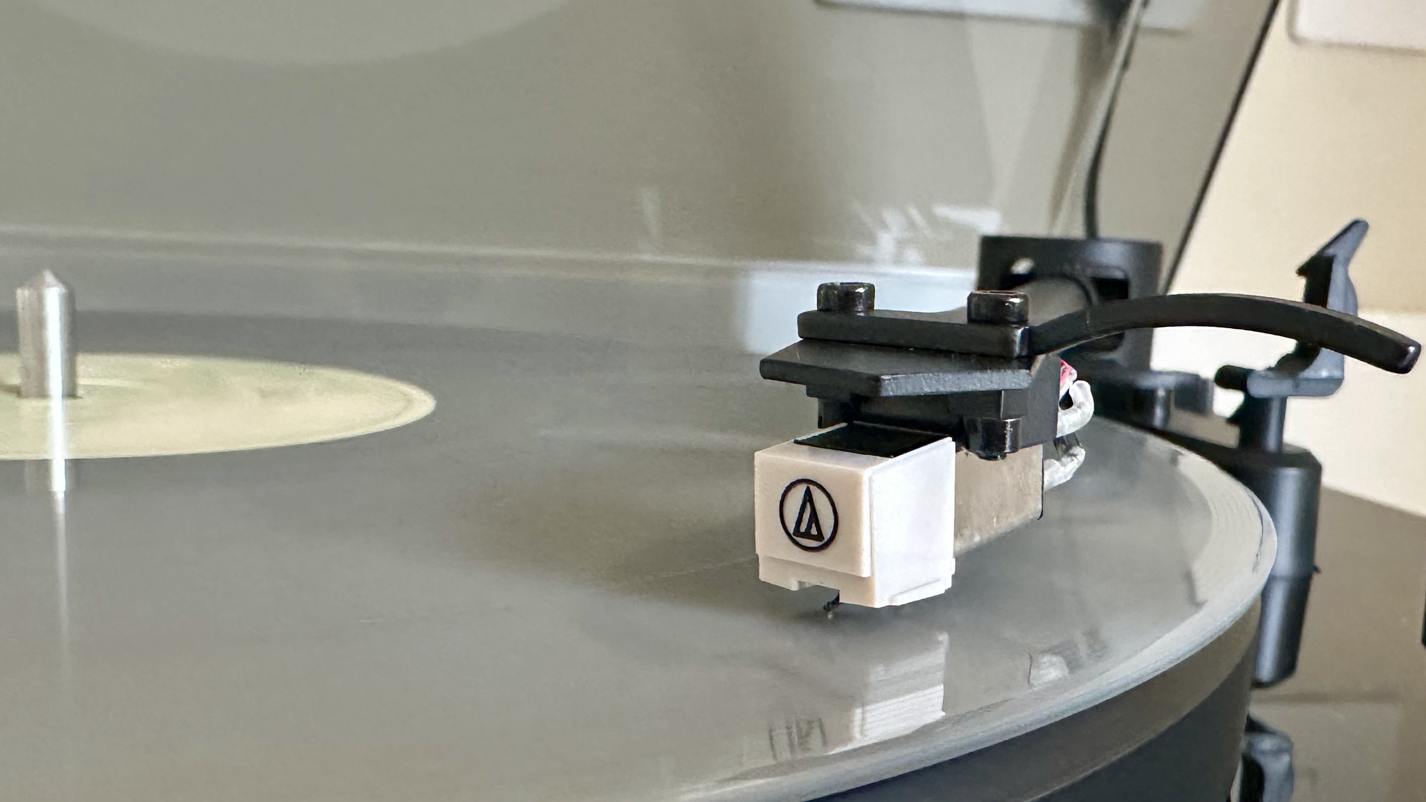 Philips Fidelio FT1 turntable closeup showing the tonearm, plinth, stylus and CD mechanism