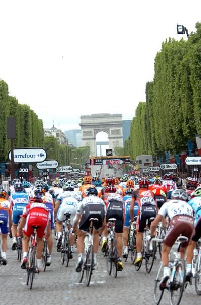 The peloton turns onto the finishing straight.