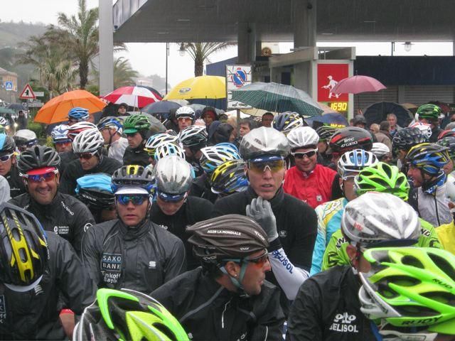 The peloton waits some more.