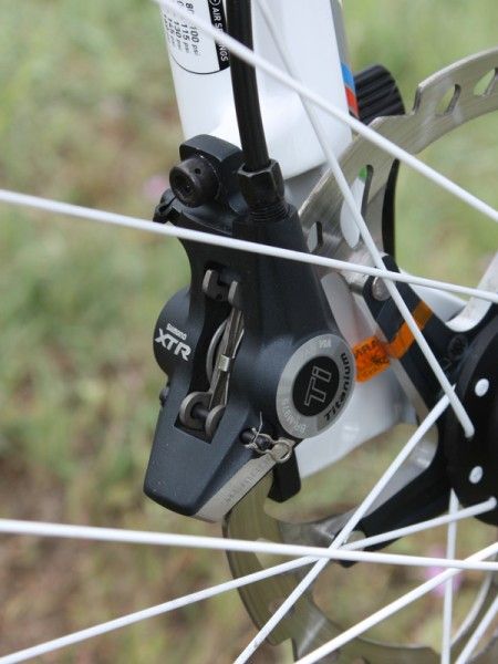 The latest edition of Shimano's XTR hydraulic disc brakes are their best-feeling yet with none of the sticky piston issues that occasionally plagued earlier iterations.