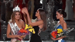 Lady removes crown from wrong contestant