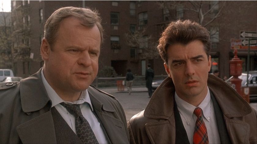 Greevey and Logan talking to a witness in Law &amp; Order Season 1x01