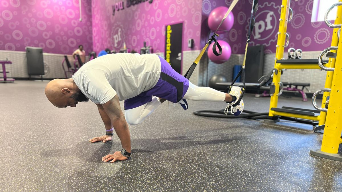 Teddy Savage doing TRX mountain climbers