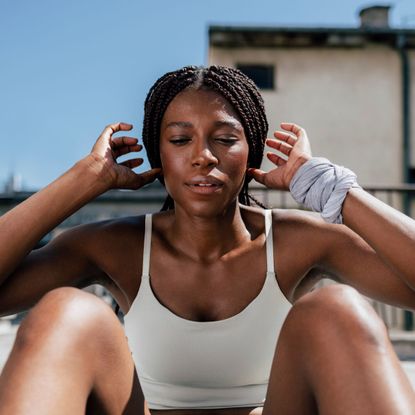 A woman doing one of the best ten minute core workouts in the sunshine