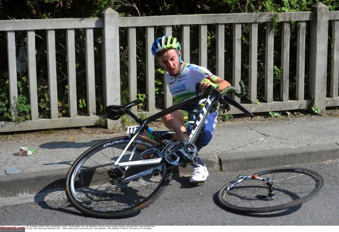 Adam Yates (Orica-GreenEdge) inspects his broken forks