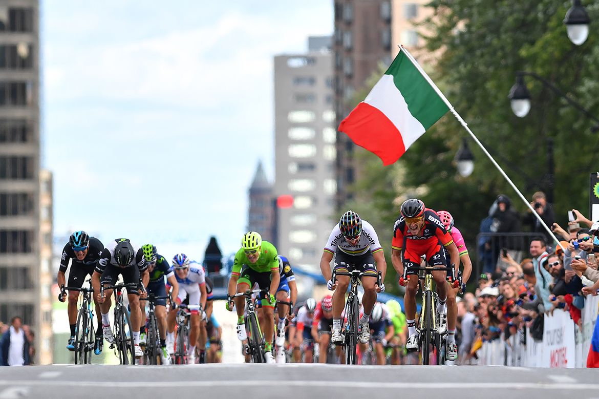 The riders spread across the line for the sprint