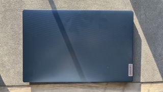 Lenovo IdeaPad Slim 3 15IRU9 closed