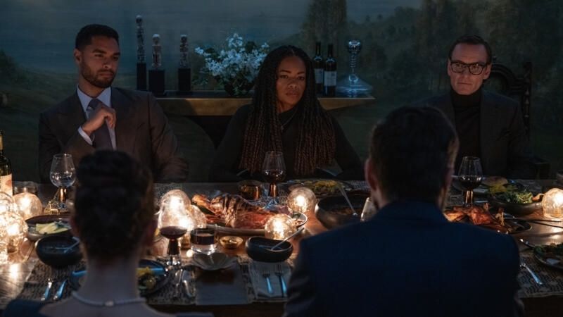 Rege-Jean Page, Naomie Harris and Michael Fassbender at the dinner table in Black Bag