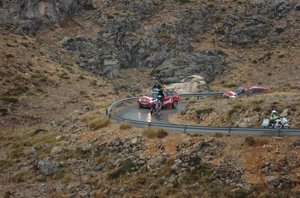 Cunego makes his way alone up the Pandera