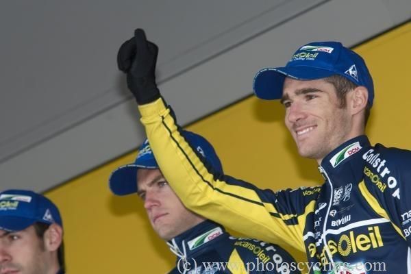 Romain Feillu (Vacansoleil-DCM) salutes the French crowd.