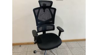 A Sihoo M90D chair in the middle of a corridor.