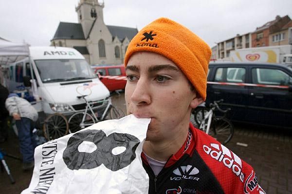 Steve Fisher multi-tasks at Diegem before the start.