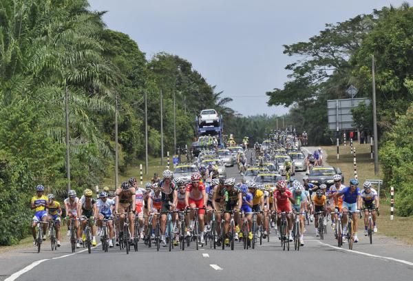 No-one really looks like taking control back in the peloton