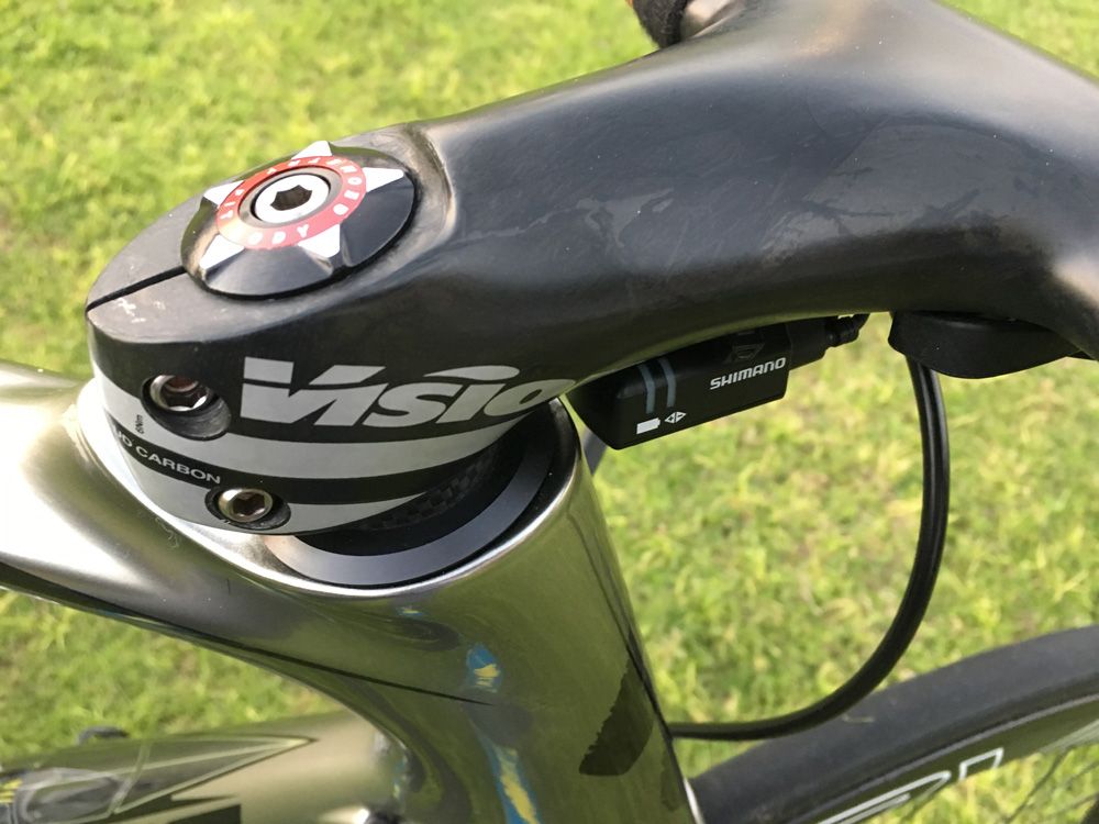 The Vision Metron 5D integrated bar and stem hides the Shimano Di2 brain