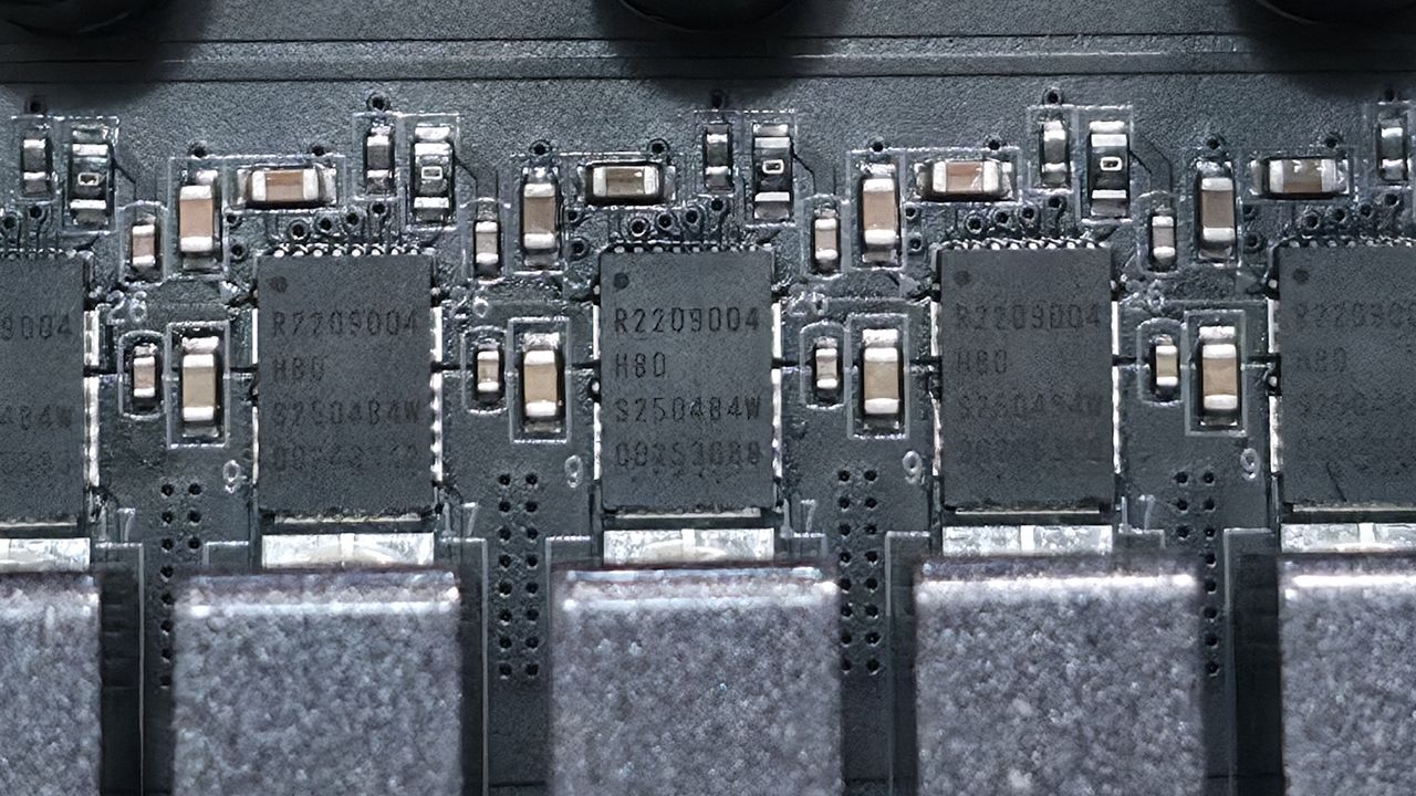 Colorful iGame X870E Vulcan OC - ICs